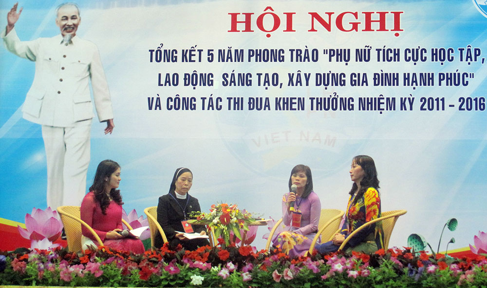 Chị Phan Thị Hoài Thanh - Chủ tịch Hội LHPN huyện Đơn Dương (đang cầm micro) tham gia giao lưu điển hình tiên tiến trong tổ chức vận động hội viên PN thực hiện tốt Đề án - Ảnh: A.N