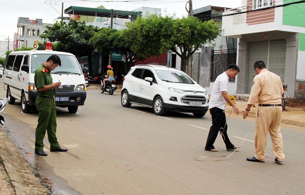 Bảo Lộc: Xe cứu thương tông gãy chân người đi xe máy