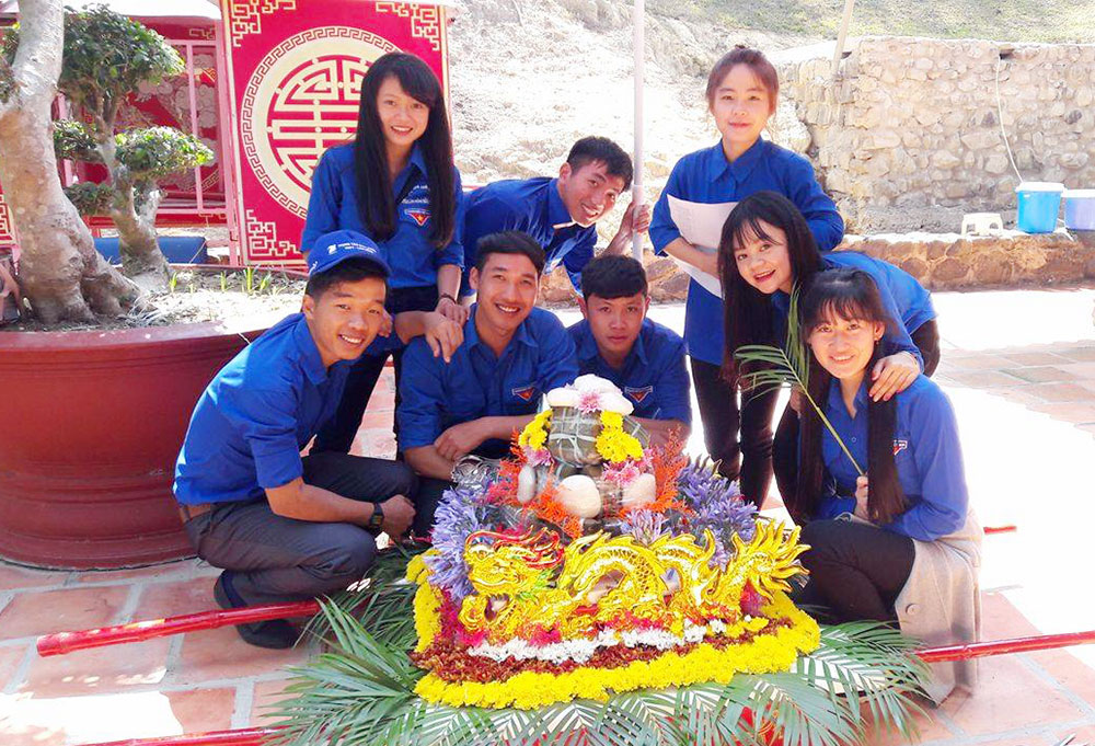 Đoàn viên Trường CĐSP Đà Lạt tham gia xếp mâm quả trong Lễ Giỗ tổ Hùng Vương tổ chức tại KDL thác Prenn (tác phẩm đoạt giải nhì)
