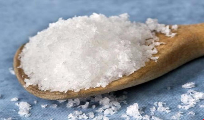 Ăn quá nhiều muối có thể làm mất canxi qua đường nước tiểu. Hình minh họa.