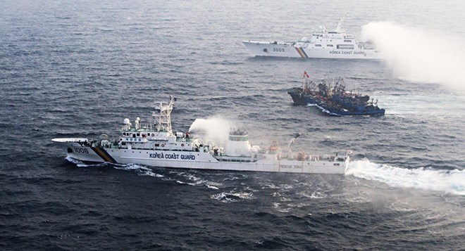 Lực lượng bảo vệ bờ biển Hàn Quốc bắt giữ các tàu cá Trung Quốc đánh cá trộm hồi tháng 6/2016. (Nguồn: AFP)
