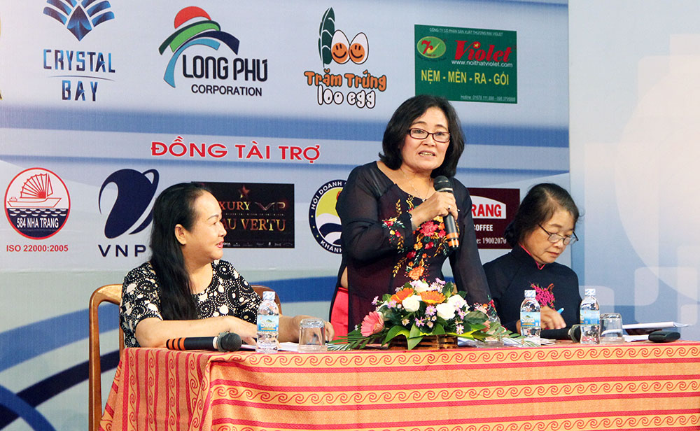 Nhà báo, tiến sỹ Phạm Mỵ - Chủ tịch CLB Nhà báo nữ Việt Nam phát biểu tại hội nghị
