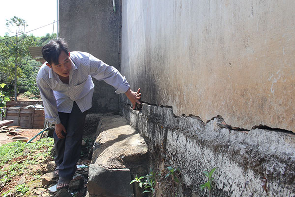 Nhiều nhà dân tại xã Đại Lào bị nứt do các mỏ nổ mìn khai thác đá. Ảnh: Hữu Sang