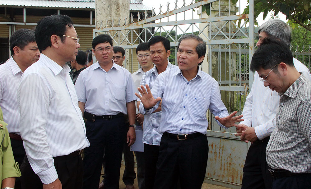 Là một trong những huyện nghèo nhất nước, Đam Rông được lãnh đạo tỉnh đặc biệt quan tâm. Trong ảnh: Bí thư Tỉnh ủy Nguyễn Xuân Tiến và lãnh đạo tỉnh kiểm tra thực tế vấn đề di cư tự do tại Đam Rông. Ảnh: N.Ngà
