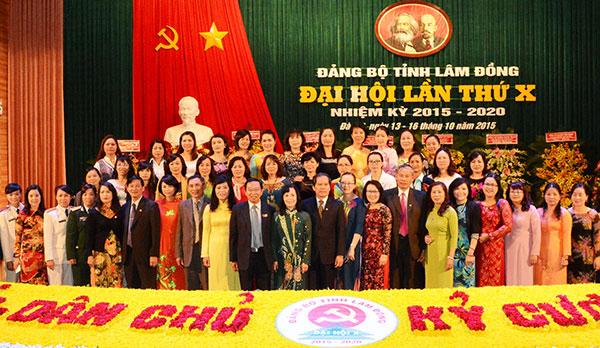 Đại biểu nữ tỉnh dự ĐH Đảng bộ tỉnh Lâm Đồng lần thứ X chụp ảnh lưu niệm tại Đại hội. Ảnh: V.Báu