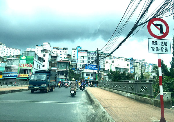 Đoạn đường từ đường Bà Triệu rẽ sang đường Nguyễn Văn Cừ cấm rẽ trái từ 11h-12h và 16h30-17h30. Ảnh: D.T