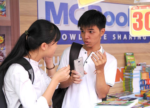 Chọn mua sách điện tử tại Hội chợ sách Hà Nội năm 2015