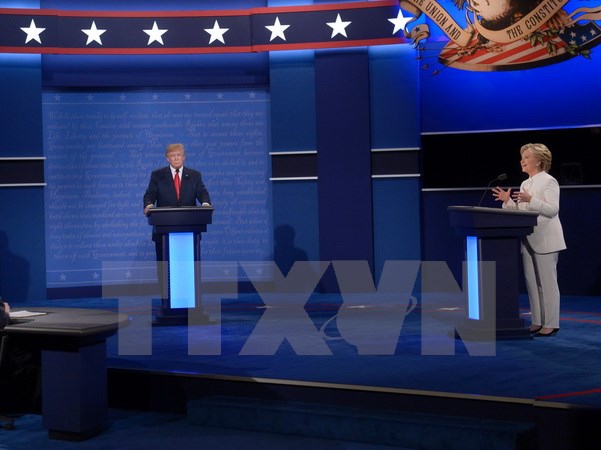 Hai ứng cử viên bước vào cuộc tranh luận trực tiếp cuối cùng. (Nguồn: AFP/TTXVN)