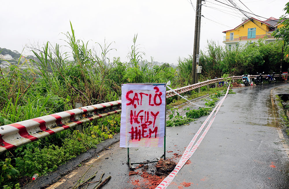 Đà Lạt: Mưa lớn gây sạt lở trên đường Đặng Thái Thân