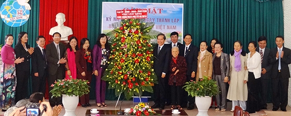 Lãnh đạo tỉnh thăm, tặng hoa chúc mừng ngày truyền thống Hội LHPN Việt Nam