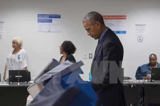 Tổng thống Mỹ Barack Obama bỏ phiếu sớm tại điểm bầu cử ở Chicago ngày 7/10. (Nguồn: AFP/TTXVN)