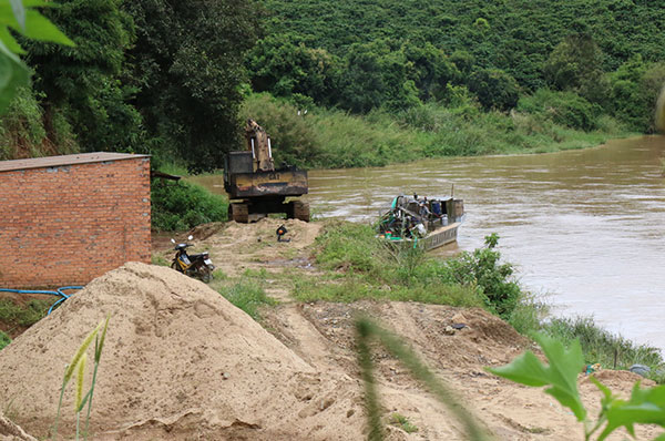 Hiện trường khai thác cát trái phép trên sông Đa Dâng.  Ảnh: Thụy Trang