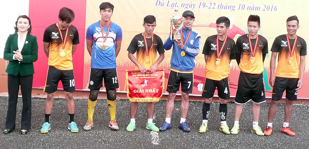 Đội DNTN Hà - Đà Lạt với cúp vô địch giải 