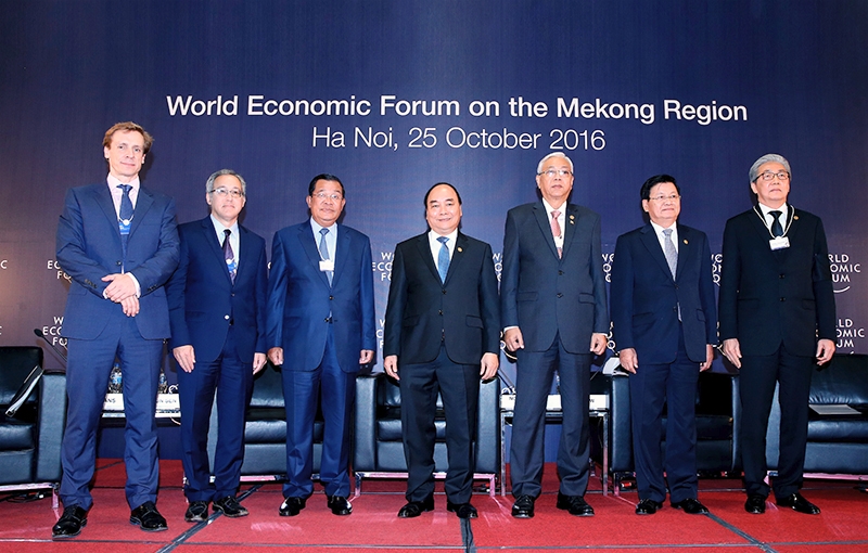 Thủ tướng Nguyễn Xuân Phúc và lãnh đạo một số nước Mekong, đại diện WEF, các DN tại phiên khai mạc hội nghị Ảnh: VGP/Quang Hiếu