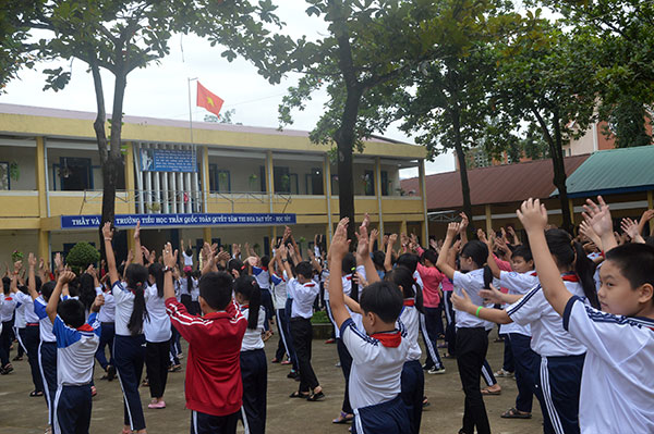 Học trò trường tiểu học Trần Quốc Toản (thị trấn Mađaguôi trong giờ rèn luyên thân thể để học tập tốt)