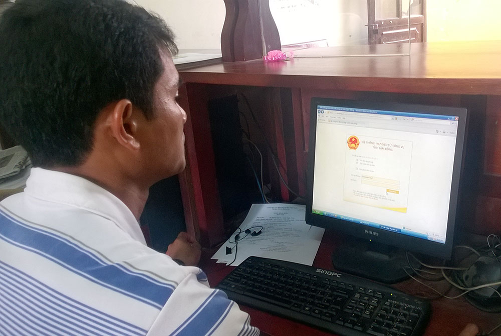 100% cán bộ huyện Đam Rông đã biết sử dụng hệ thống phần mềm văn phòng điện tử eOffice. Ảnh: P.Vân