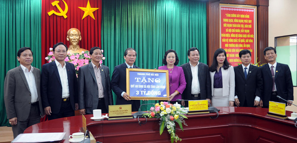 Thành phố Hà Nội trao tặng số tiền 3 tỷ đồng cho Quỹ An sinh xã hội tỉnh Lâm Đồng