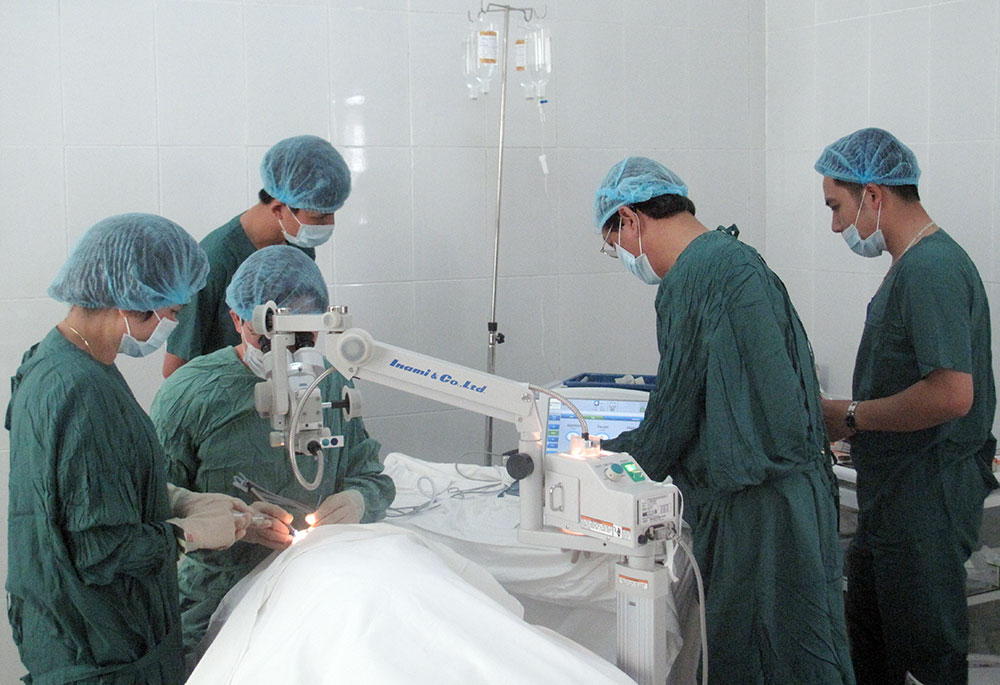 Các bác sĩ Bệnh viện Mắt Đà Nẵng và Khoa Mắt Trung tâm Phòng chống Bệnh xã hội tỉnh đang tiến hành phẫu thuật cho bệnh nhân