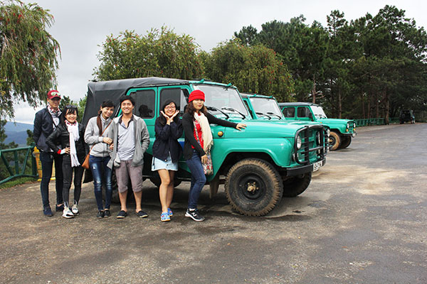 Du khách thích thú với loại hình du lịch lên đỉnh Lang Biang bằng xe Jeep. Ảnh: H.Yên