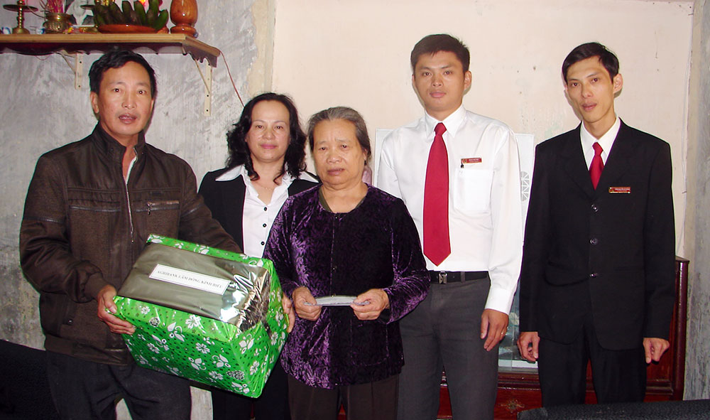 Ngân hàng Nông nghiệp và PTNT chi nhánh Lâm Đồng luôn quan tâm, hỗ trợ kịp thời cho hộ nghèo, hộ khó khăn. Ảnh:N.Thu