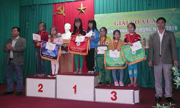 Trao 36 bộ huy chương tại giải Cờ vua Nhi đồng toàn tỉnh 2016