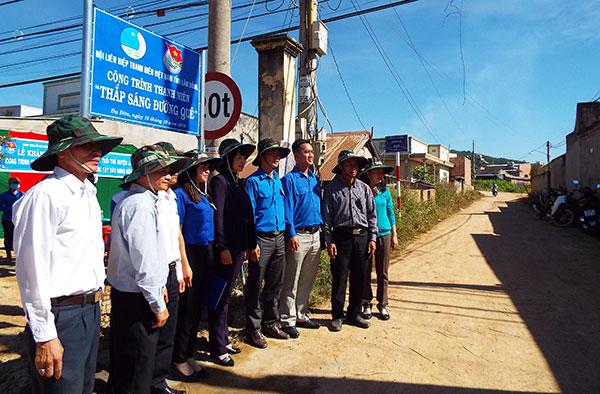 Bàn giao công trình thanh niên “Thắp sáng đường quê” cho nhân dân thôn Yên Thành, Đạ Đờn, Lâm Hà