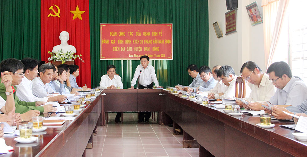 Phó Chủ tịch UBND tỉnh  Phan Văn Đa phát biểu tại buổi làm việc  tại huyện Đam Rông
