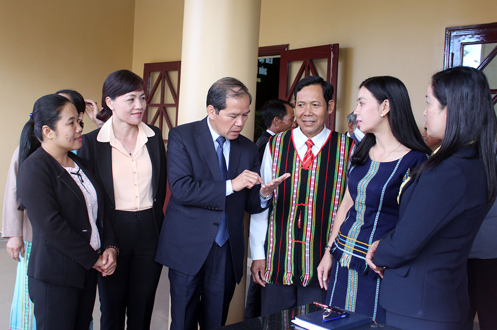 Đồng chí Nguyễn Xuân Tiến - UVBCH TW Đảng, Bí thư tỉnh ủy trò chuyện với các đại biểu