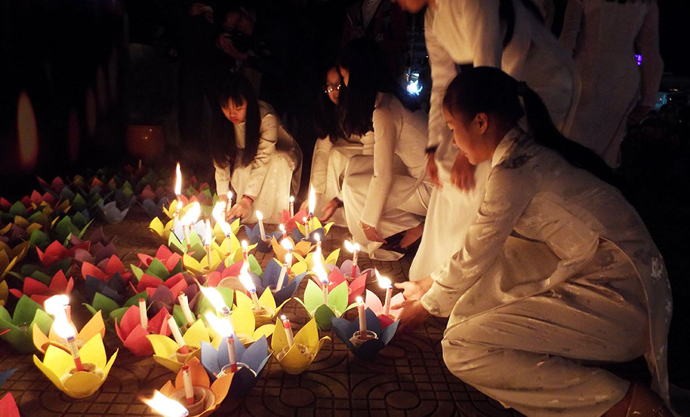 Hàng ngàn đoàn viên thanh niên, học sinh thắp nến tưởng niệm nạn nhân tử vong vì tai nạn giao thông