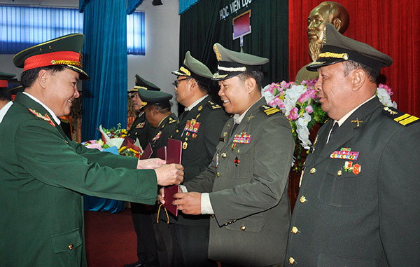 Thiếu tướng Hoàng Văn Minh trao bằng Tiến sĩ cho các sỹ quan Quân đội Hoàng gia Campuchia. Ảnh: H.Túc