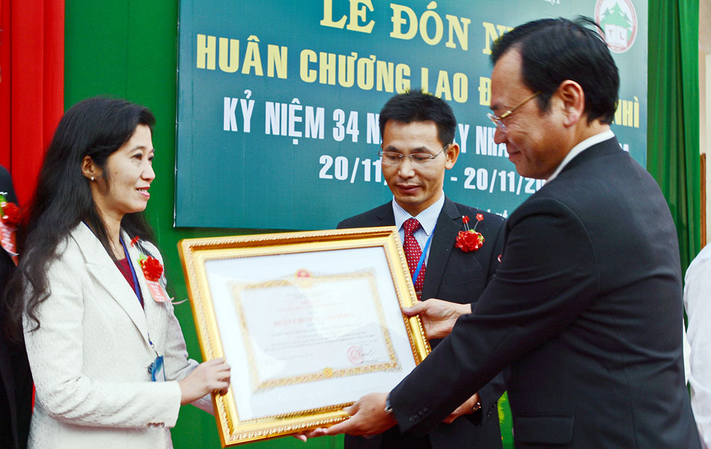 Phó Chủ tịch UBND tỉnh Nguyễn Văn Yên trao Huân chương Lao động hạng Nhì cho tập thể nhà trường. Ảnh: V.Báu