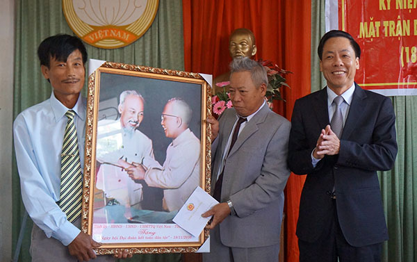 Ông Trần Ngọc Liêm, Phó Chủ tịch UBND tỉnh Lâm Đồng, trao tặng nhân dân thôn 4 bức ảnh Bác Hồ với Bác Tôn. Ảnh: TRINH CHU