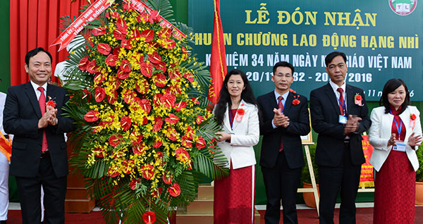 Ông Nguyễn Văn Yên chúc mừng Trường THPT chuyên Thăng Long. Ảnh: Văn Báu