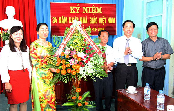 Ông Trần Ngọc Liêm, Phó Chủ tịch UBND tỉnh Lâm Đồng, tặng hoa chúc mừng các thầy, cô giáo Trường Phổ thông Dân tộc Nội trú liên huyện phía Nam