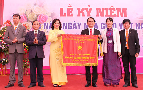 Bà Võ Thị Khiết -Phó Giám đốc Sở Nội vụ trao Cờ thi đua của Chính phủ cho tập thể Trường Cao đẳng Y tế Lâm Đồng