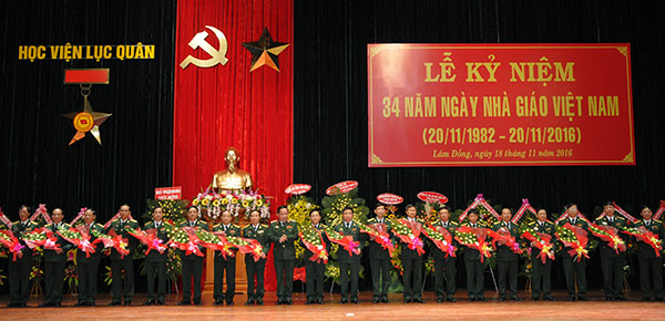 Tặng hoa các nhà giáo tiêu biểu của Học viện tại buổi lễ. Ảnh: Việt Quỳnh