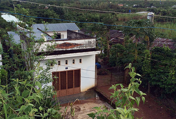 Căn nhà cấp 4 gia đình bà Lê Thị Xiêm đang sử dụng trên diện tích đất đang tranh chấp. Ảnh: P.Xích