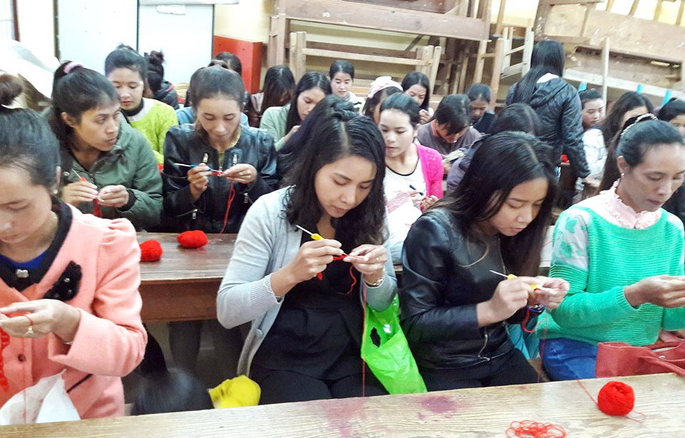 Dạy nghề đan len cho phụ nữ DTTS thôn Măng Lin, phường 7, TP Đà Lạt. Ảnh: A.Nhiên