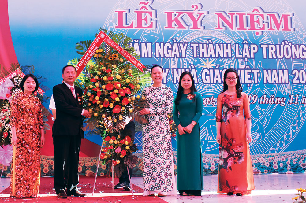 Lãnh đạo Sở GD-ĐT tỉnh Lâm Đồng tặng hoa chúc mừng Trường THPT Trần Phú. Ảnh: V.Quỳnh