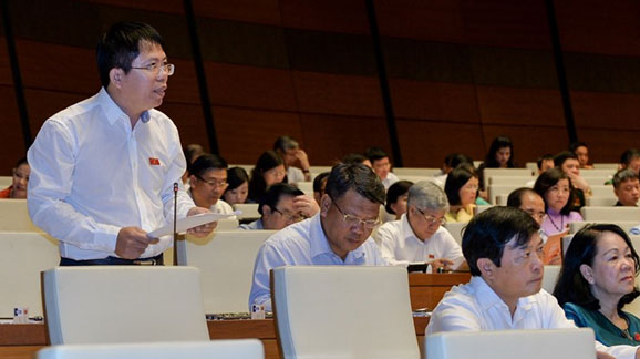 ĐBQH Nguyễn Văn Hiển - tỉnh Lâm Đồng phát biểu ý kiến tại hội trường về dự án Luật sửa đổi, bổ sung một số điều của Bộ luật Hình sự số 100/2015