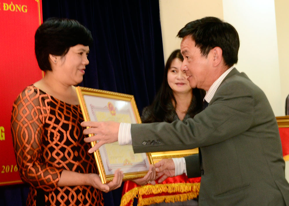 Ông Phan Văn Đa - TUV, Phó Chủ tịch UBND tỉnh trao bằng khen cho các tập thể và cá nhân nhân đạt thành tích xuất sắc trong thực hiện Chỉ thị 10 giai đoạn 2011 - 2016