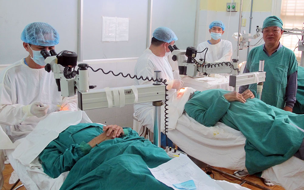 Khám, phẫu thuật mắt miễn phí cho 623 bệnh nhân nghèo