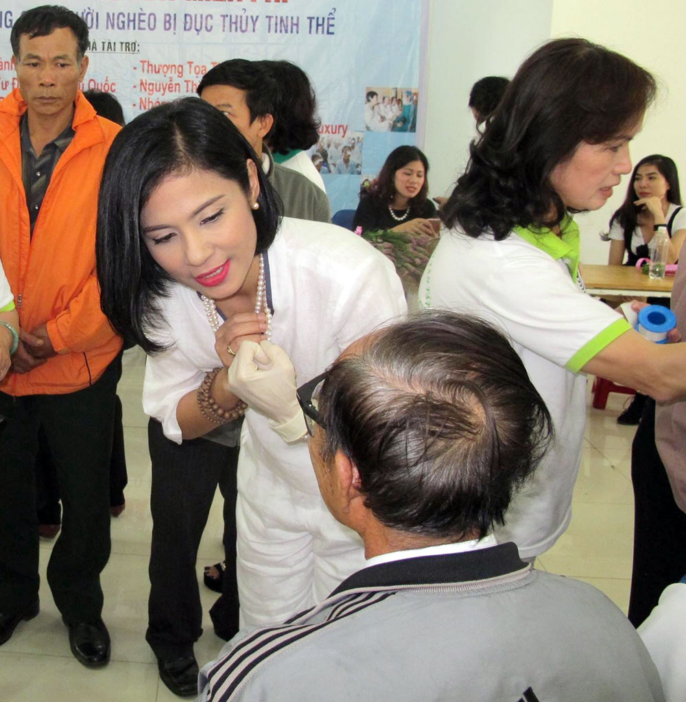 Đạo diễn - diễn viên điện ảnh Việt Trinh đang tháo băng đem lại ánh sáng cho bệnh nhân nghèo Lâm Đồng do cô tài trợ