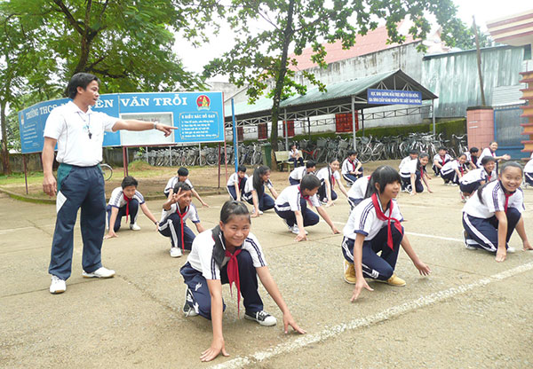 Giờ thể dục của học sinh Trường THCS Nguyễn Văn Trỗi - Đạ Tẻh. Ảnh: G.Khánh