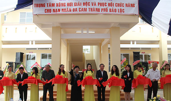Đồng chí Nguyễn Xuân Tiến cùng lãnh đạo tỉnh, TP Bảo Lộc và Hội Nạn nhân chất độc da cam cắt băng khánh thành Trung tâm