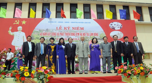 Các đồng chí lãnh đạo tỉnh Lâm Đồng, thành phố Hà Nội và huyện Lâm Hà chụp  hình lưu niệm với nguyên lãnh đạo Vùng Kinh tế mới Hà Nội