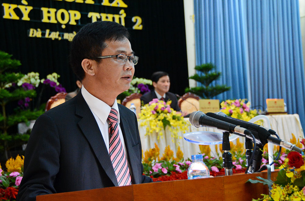 Ông Nguyễn Văn Sơn-Giám đốc sở NN & PTNT tỉnh trả lời chất vấn