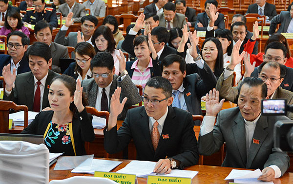 Đại biểu HĐND tỉnh biểu quyết thông qua Nghị quyết tại kỳ họp