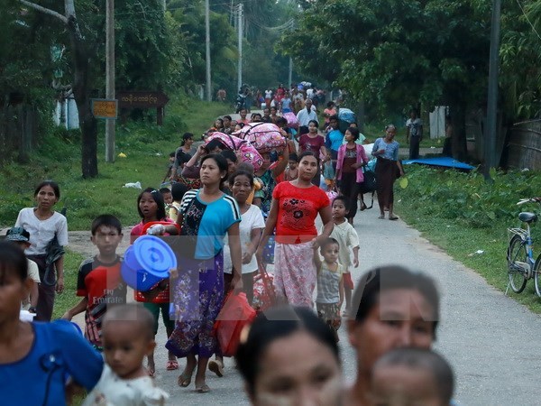 Người dân sơ tán khỏi Rakhine sau vụ tấn công tại Maungdaw ngày 13/10. (Nguồn: AFP/TTXVN)