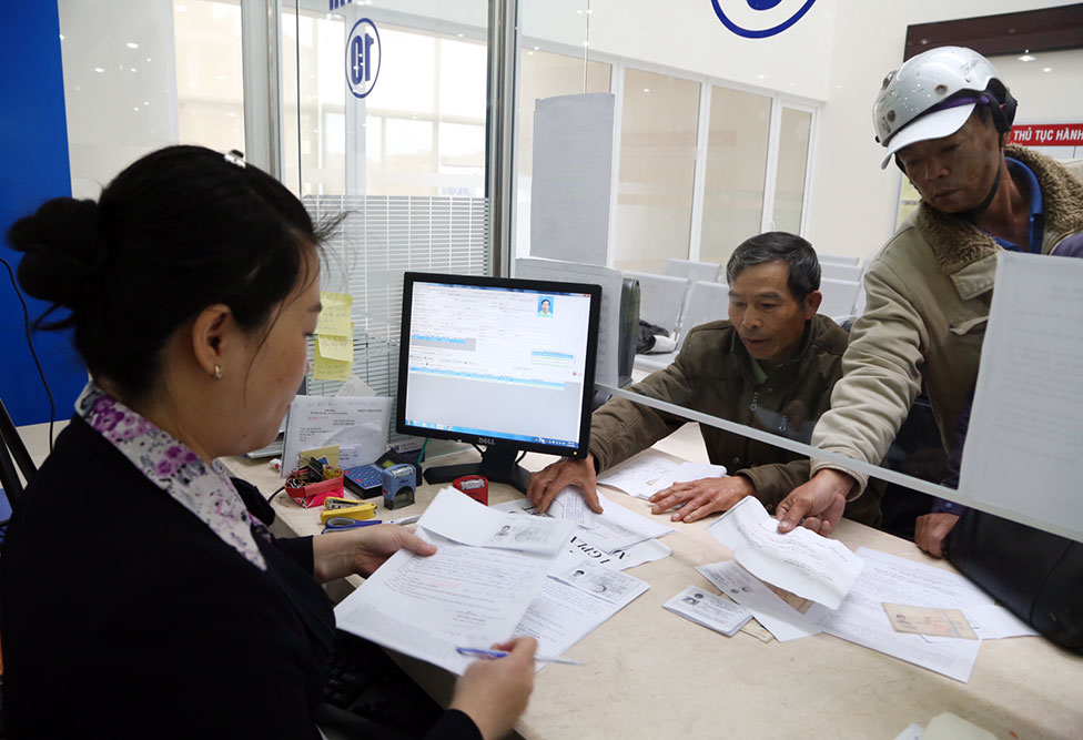 Người dân tới cửa tiếp nhận đổi trả GPLX tại Trung tâm Hành chính tỉnh sáng ngày 8/12. Ảnh: C.Thành